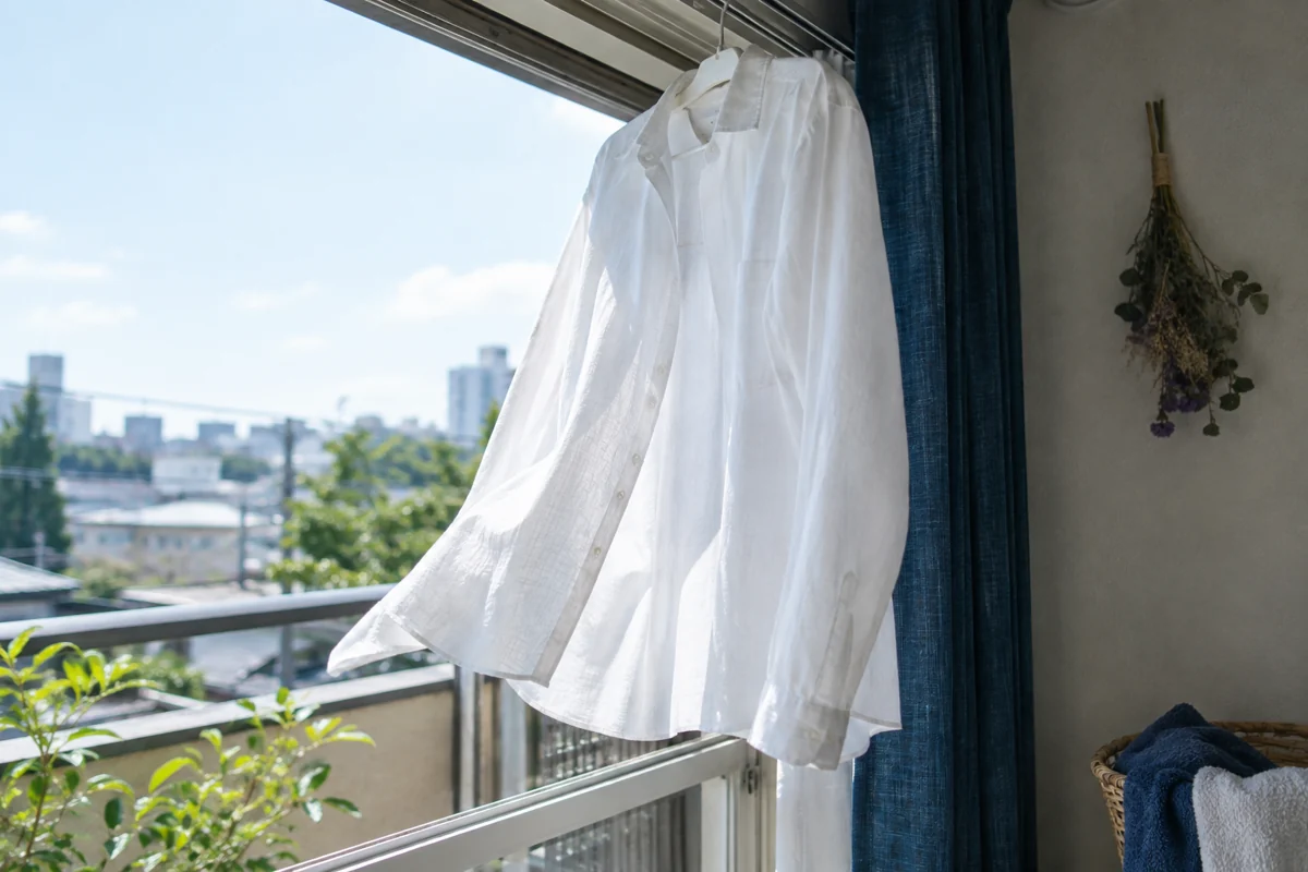 窓辺に干された洗いたての白いシャツ